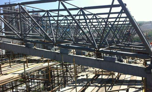 白山简述网架公司的黑色压型钢板的吊装步履